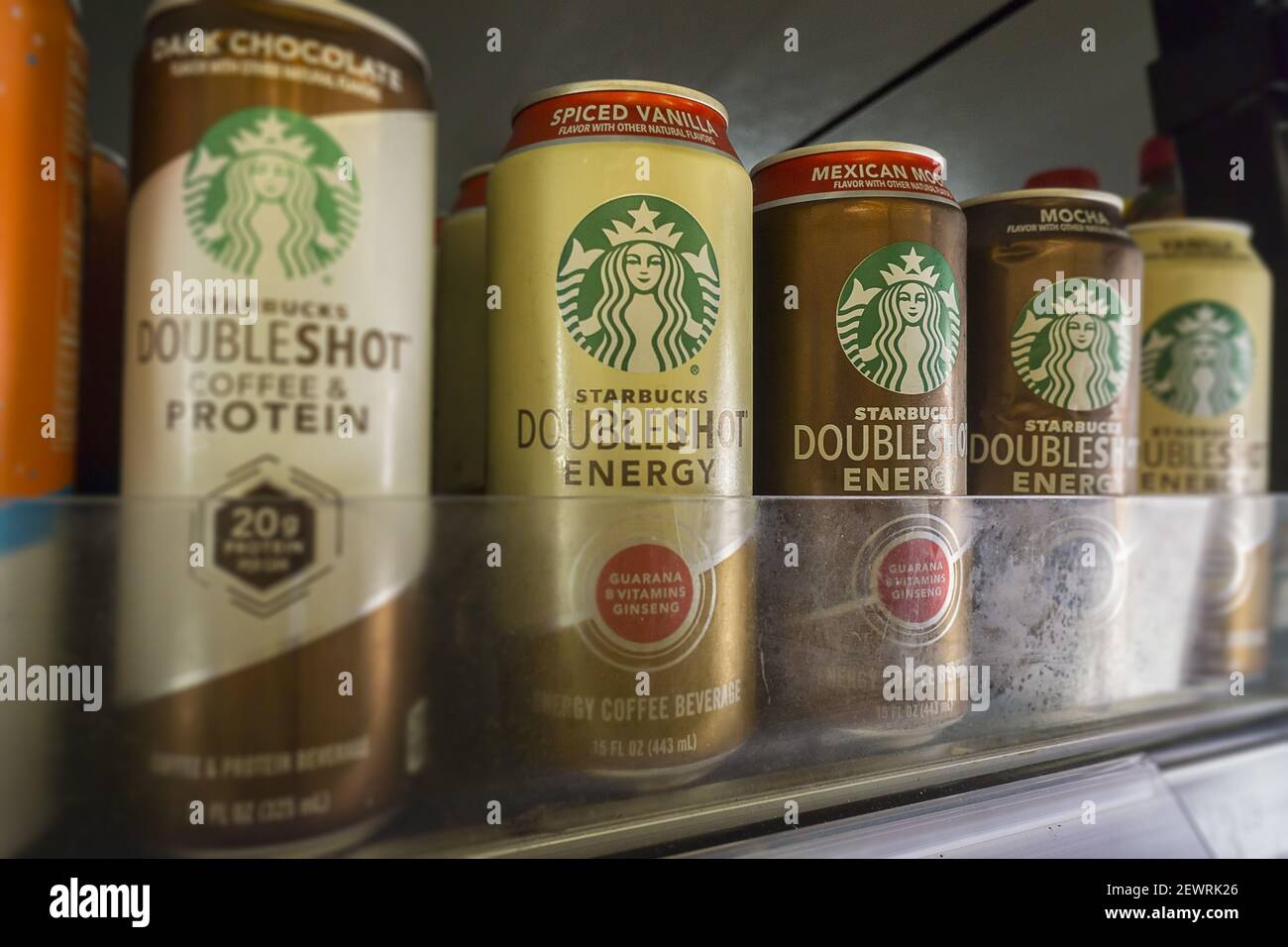 Latas de café de Starbucks en una tienda en Nueva York el martes, 24 de  mayo de 2016. Cafetera está lanzando su peso en los productos enlatados y  embotellados, café frío brew