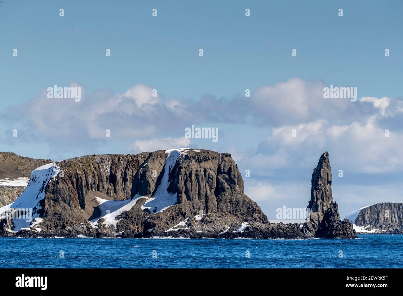 Pináculo de basalto y acantilados en el Estrecho de Inglaterra en las Islas Shetland del Sur, Antártida, Regiones polares Foto de stock
