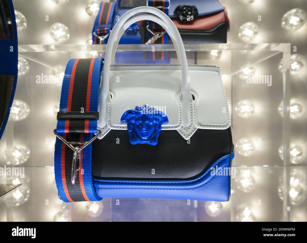 Un bolso de Versace en exhibición en su tienda en la Quinta Avenida en  Nueva York el martes, 13 de diciembre de 2016. Michael Kors Holdings  Limited está cerca de comprar Gianni