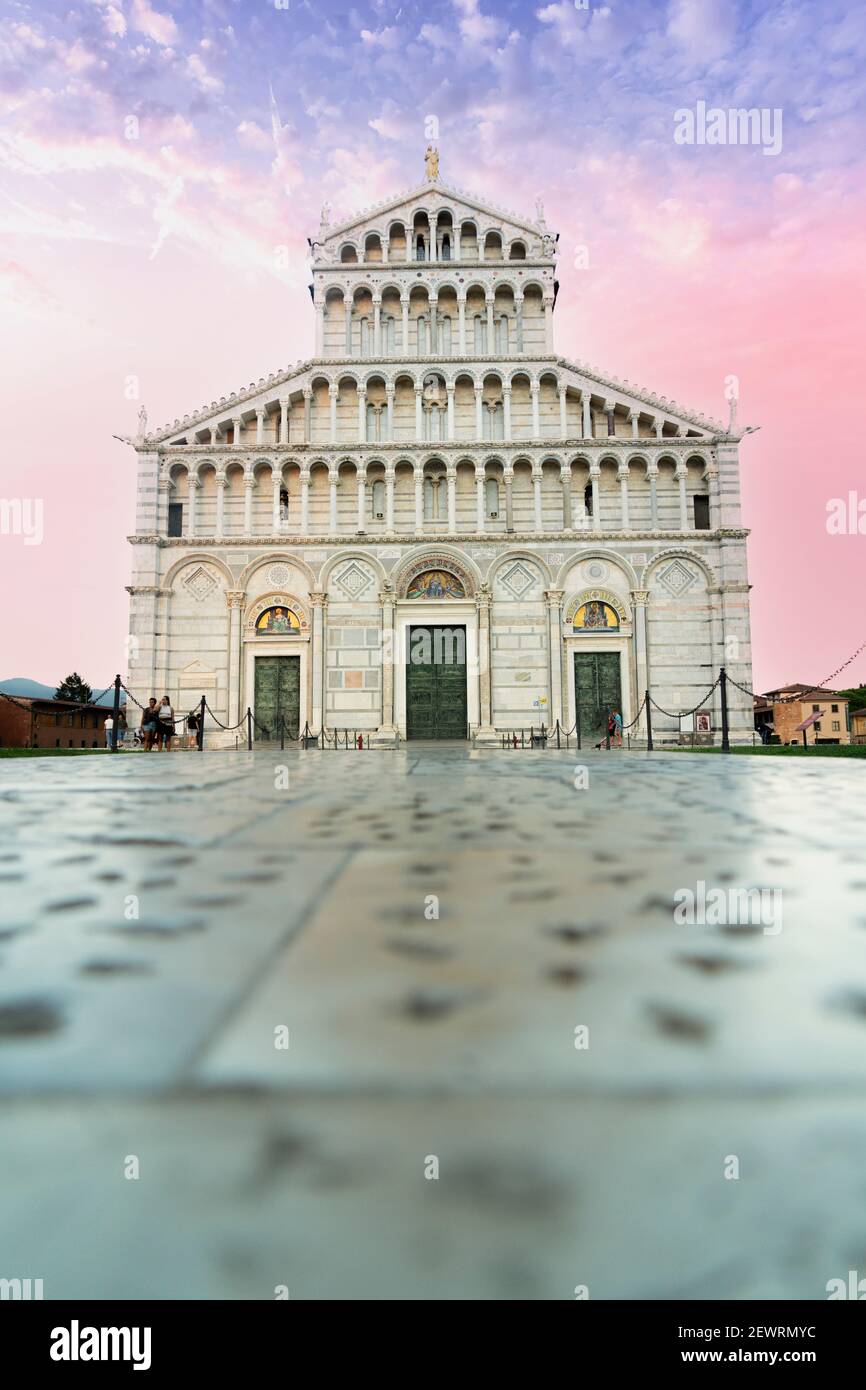 Fachada románica de la Catedral de Pisa (Duomo) bajo el cielo romántico al amanecer, Piazza dei Miracoli, Patrimonio de la Humanidad de la UNESCO, Pisa, Toscana, Italia Foto de stock
