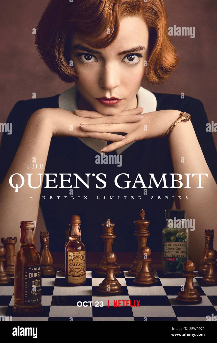 The Queen's Gambit (2017) dirigida por Scott Frank y Allan Scott y protagonizada por Anya Taylor-Joy, Chloe Pirrie y Bill Camp. Un huérfano se convierte en campeón de ajedrez, basado en el libro de Walter Tevis. Foto de stock