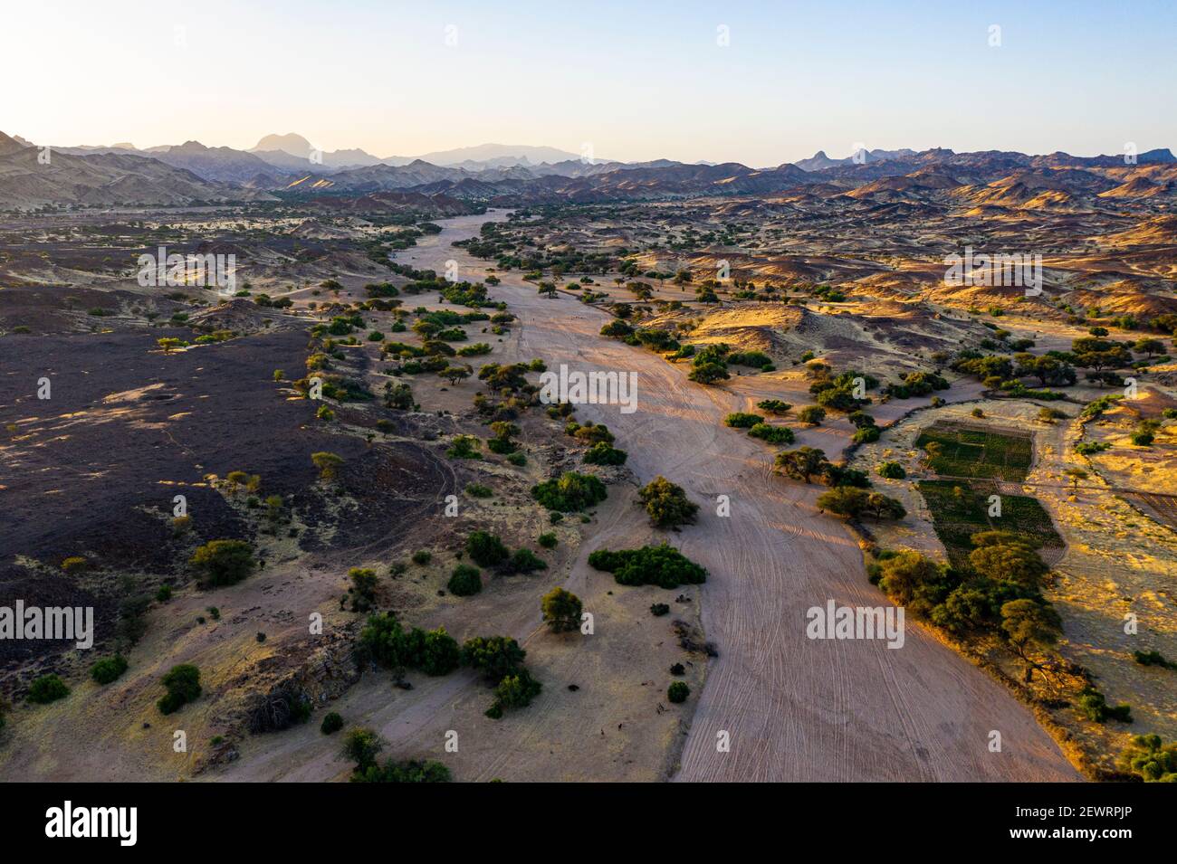 Aérea de un valle seco en el Patrimonio de la Humanidad de la UNESCO, al amanecer, Montañas aéreas, Níger, África Foto de stock