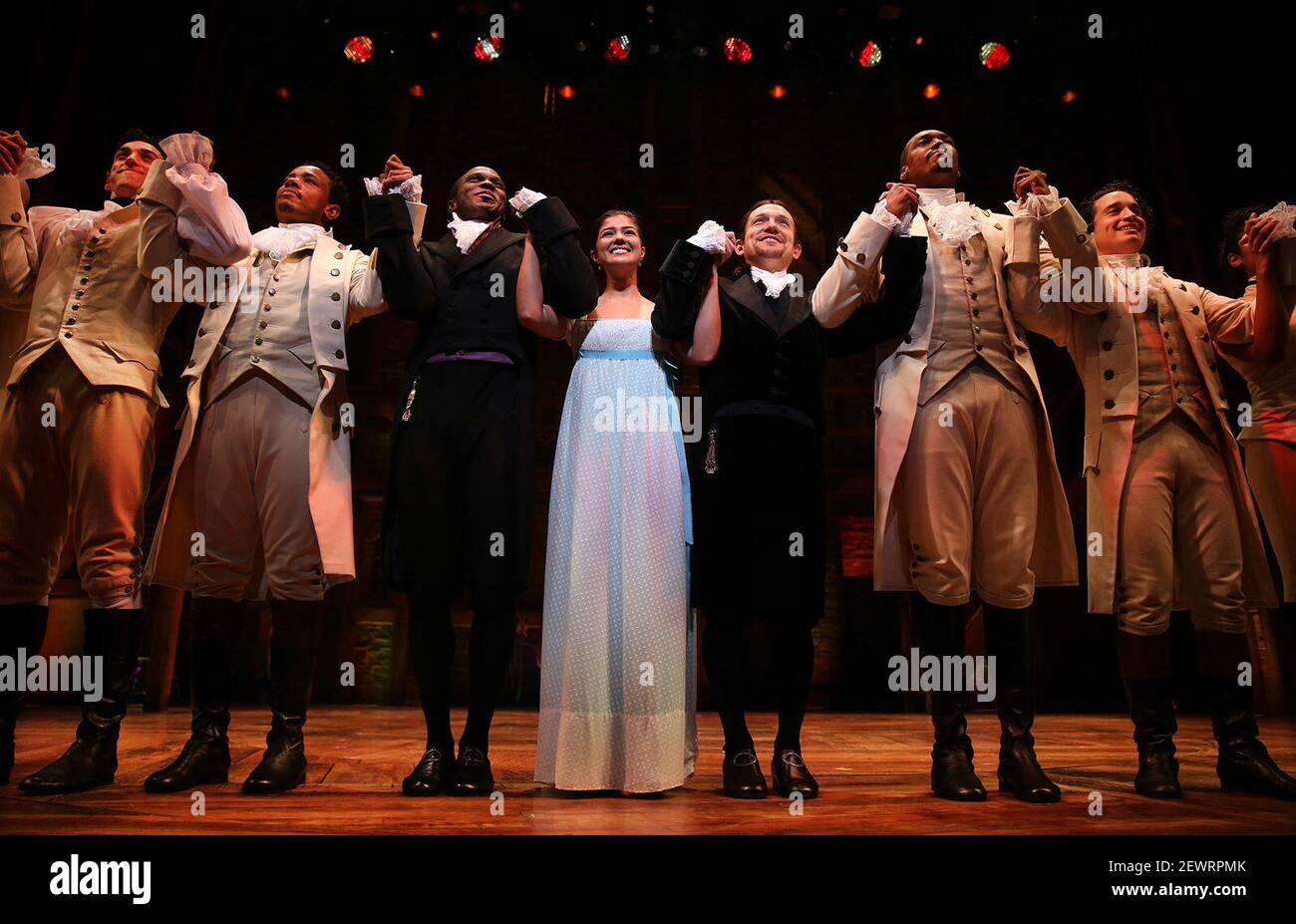 El elenco de Hamilton tiene un arco durante una cortina llamada como la producción hace su premiere en Chicago Miércoles, Octubre 19, 2016 en PrivateBank teatro en Chicago. (Chris Sweda/Chicago Tribune/TNS) Foto de stock