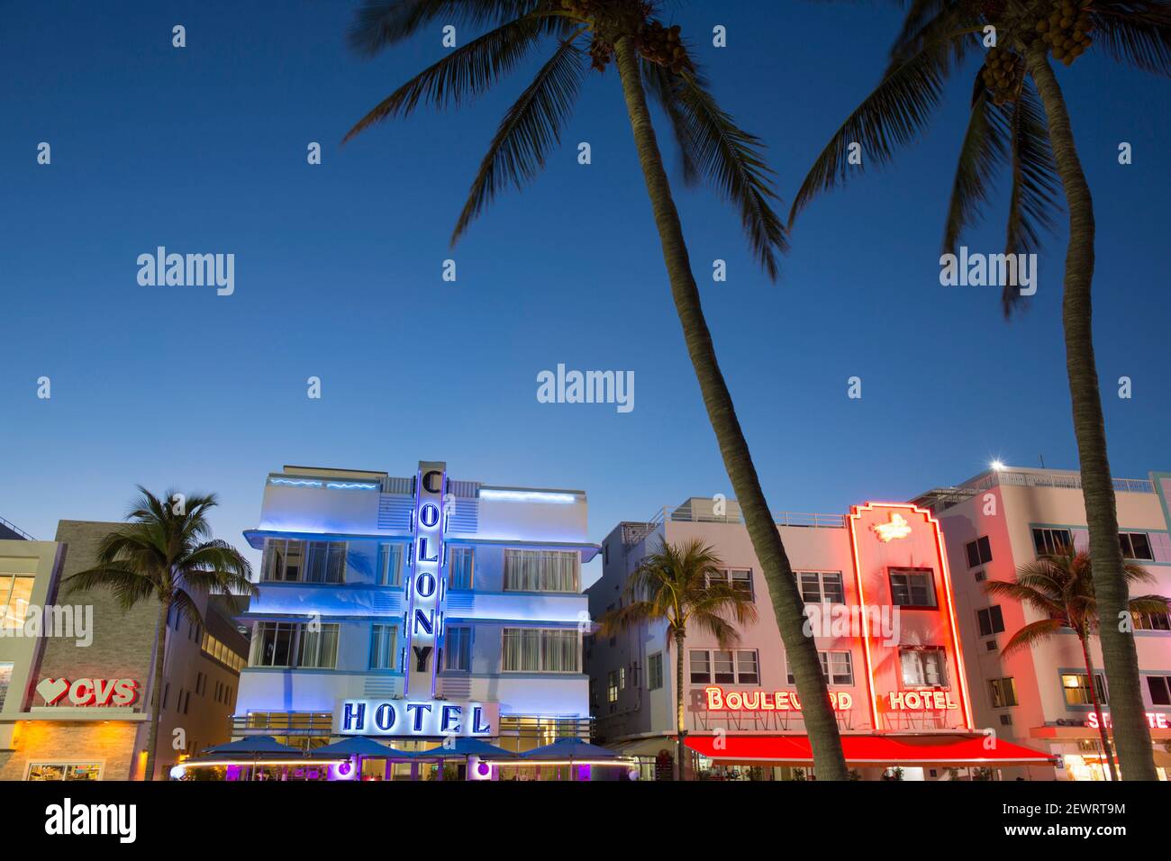 Coloridas fachadas de hotel iluminadas por la noche, Ocean Drive, Art Deco Historic District, South Beach, Miami Beach, Florida, Estados Unidos de América Foto de stock