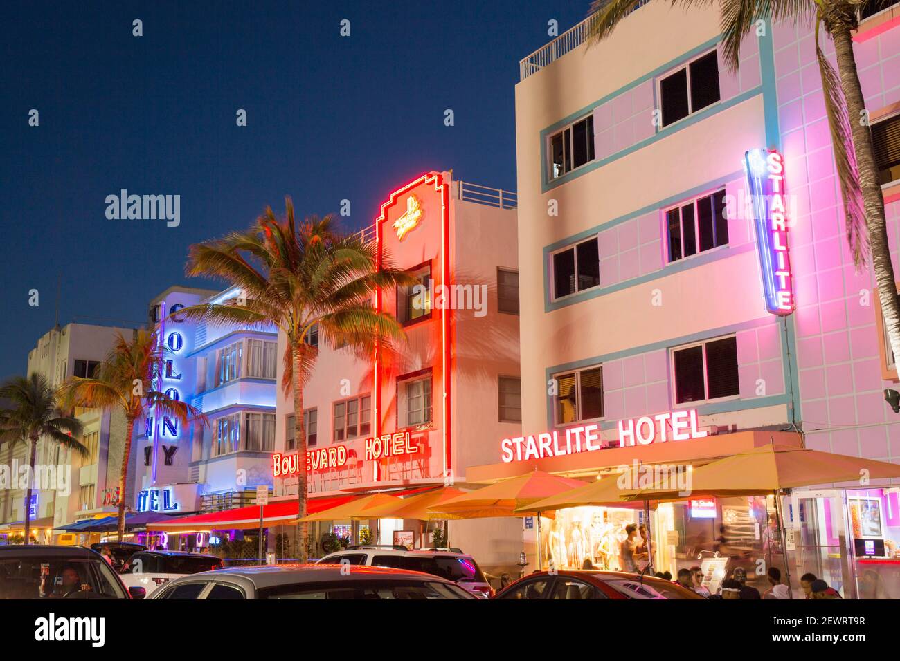 Coloridas fachadas de hotel iluminadas por la noche, Ocean Drive, Art Deco Historic District, South Beach, Miami Beach, Florida, Estados Unidos de América Foto de stock