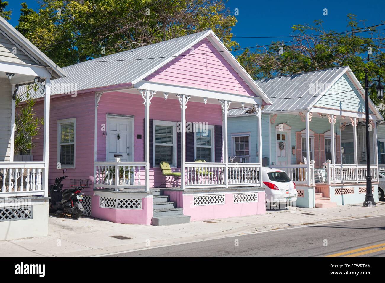 Típicas casas de madera de color pastel en Truman Avenue, Old Town, Key West, Florida Keys, Estados Unidos de América, América del Norte Foto de stock