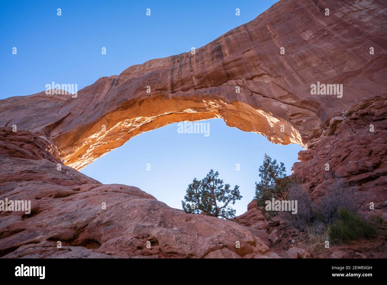 Vista a través de Windows Arch, Parque Nacional Arches, Utah, Estados Unidos de América, Norteamérica Foto de stock