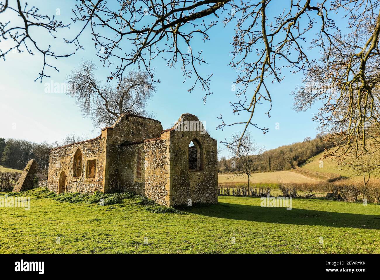La ruina de la iglesia de San James cerca de Bix, una vez central a Bix Brand, el pueblo medieval perdido, Bix, Henley-on-Thames, Oxfordshire, Inglaterra, Reino Unido Foto de stock