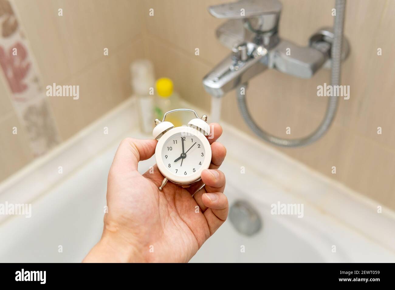 tiempo para tomar una ducha o un baño. concepto higiénico. inspección de  agua. enfoque selectivo Fotografía de stock - Alamy