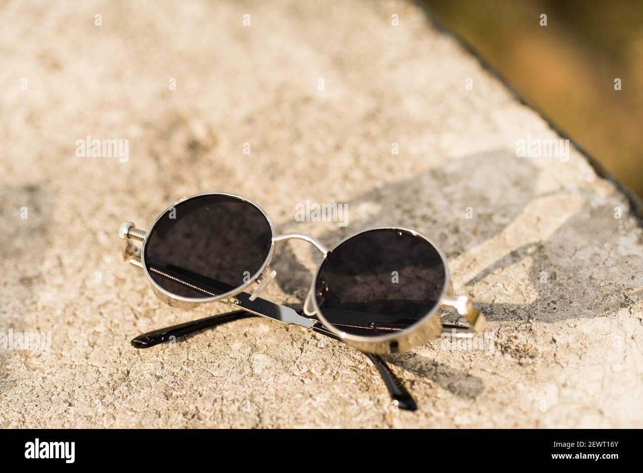 Luna informal graduado Gafas de sol Steampunk con lentes negras disparan afuera en un día soleado  closeup. Enfoque selectivo Fotografía de stock - Alamy