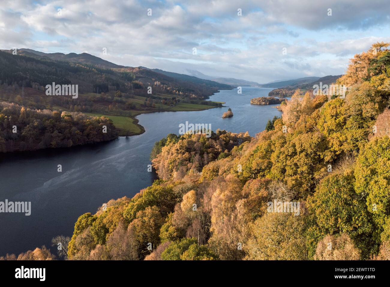 Vistas de Queens Loch Tummel en un soleado día de otoño, Perthshire, Escocia, Reino Unido Foto de stock