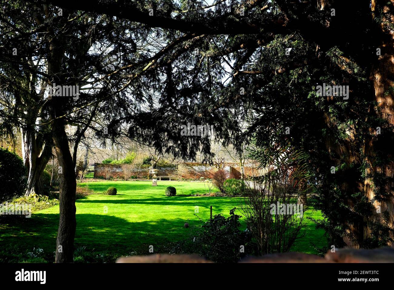 jardín privado residencial en fordwich ciudad este kent reino unido febrero 2021 Foto de stock