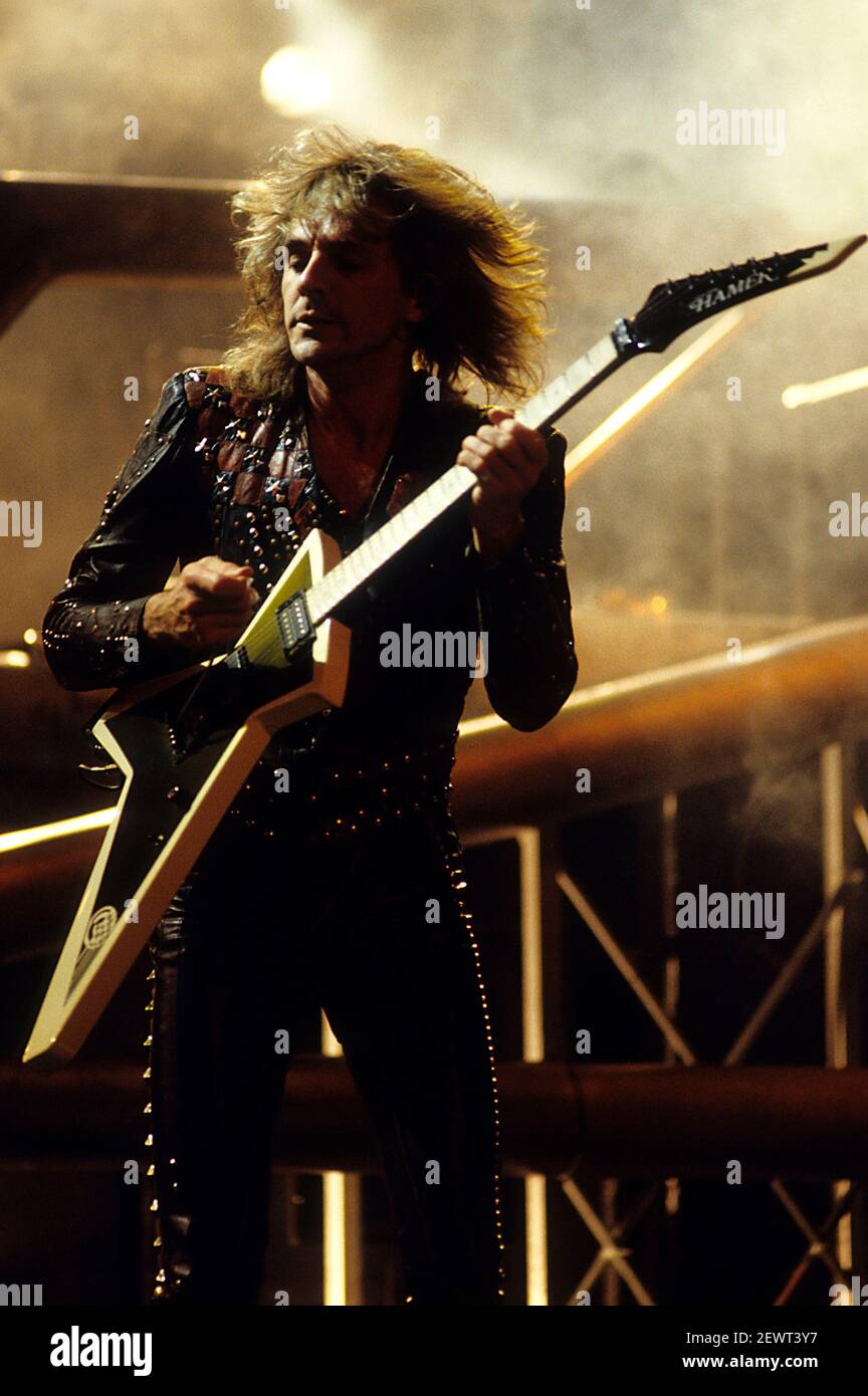 Glenn Tipton de Judas Priest actuando en vivo en un concierto de gira ' Painkiller' en Hammerswih Odeon. Londres, 22.03.1991 | uso en todo el mundo  Fotografía de stock - Alamy