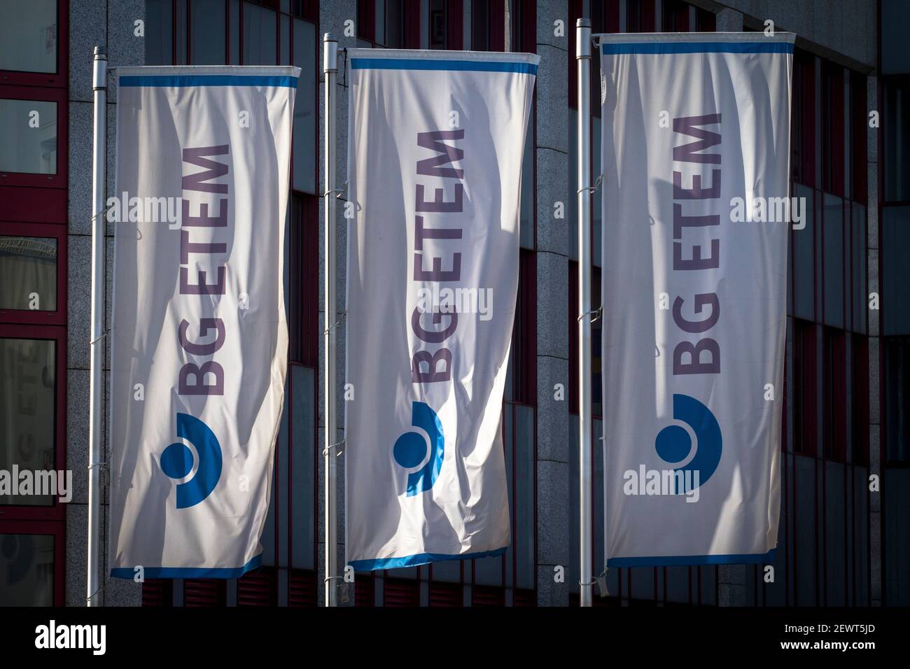 Banderas delante de la sede de BG ETEM, Asociación profesional de Energía, Textiles, Productos eléctricos y de Medios de Comunicación en Gustav-Heinemann-Ufer in Foto de stock