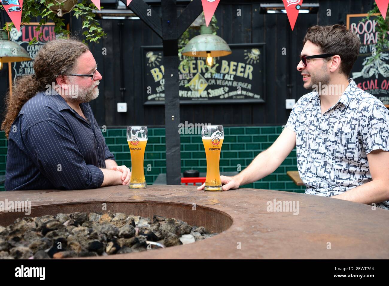 Hombres bebiendo pintas de cerveza Erdinger en The Lock Tavern, Camden, Londres Foto de stock