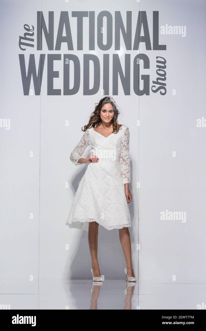 Modelo negro femenino en vestido largo en pista en el National Wedding Show, Londres Foto de stock