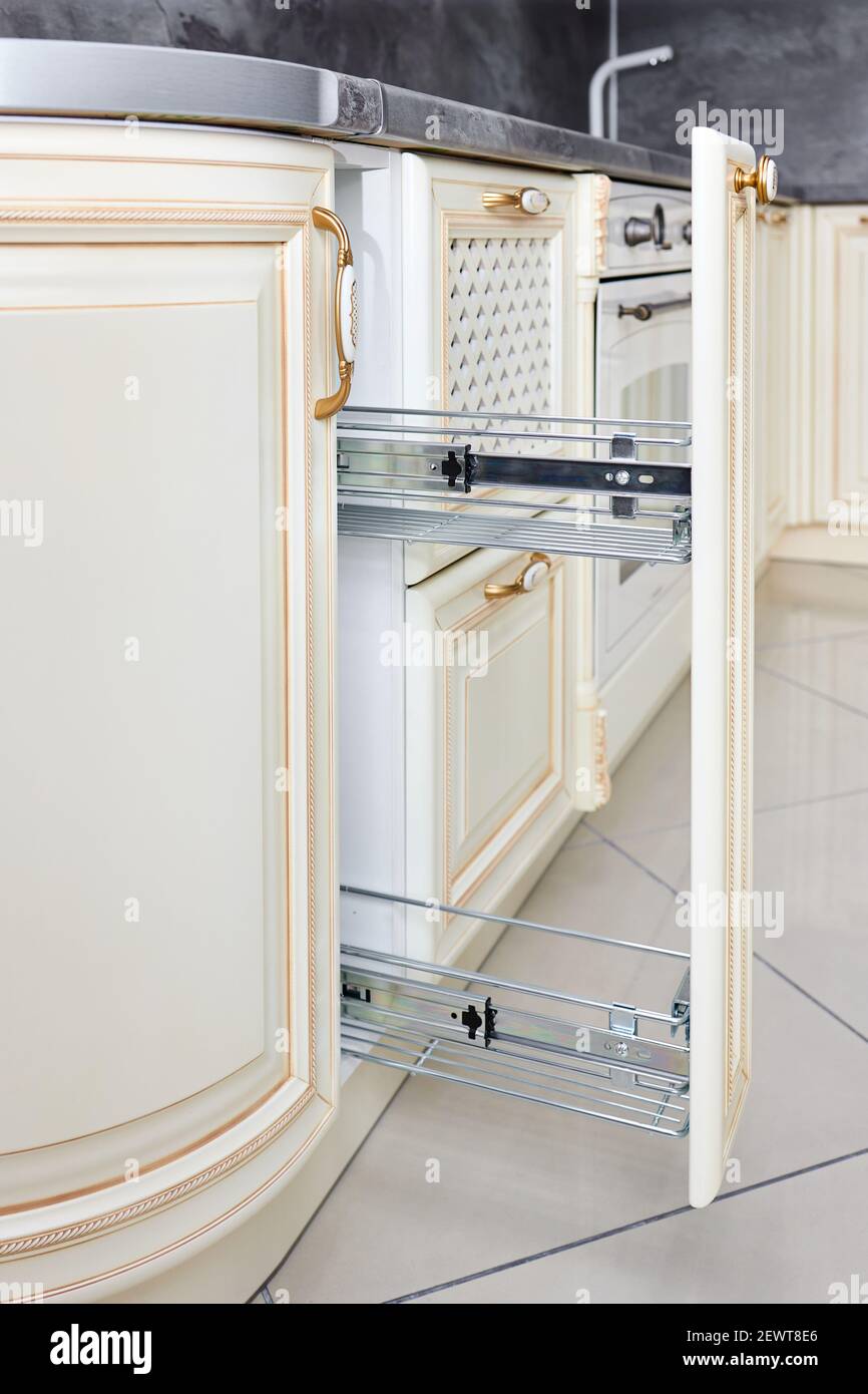 mermelada virar aleación Saque la cubierta de relleno del armario del rack de especias. Moderna  cocina interior en estilo clásico con elementos dorados en colores beige. Cajón  vertical para especias Fotografía de stock - Alamy