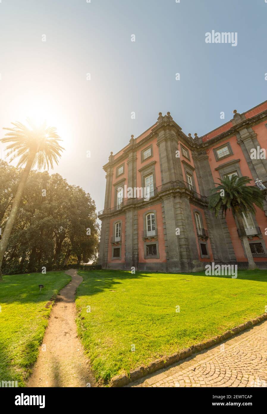 Exterior del Palacio Real en el parque Capodimonte diseñado por el
