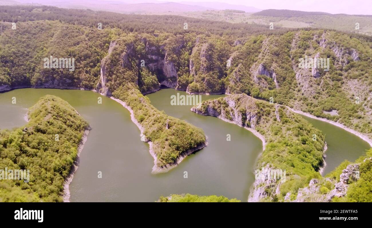 Hermosa vista del cañón del río Uvac - Reserva Natural Especial, Serbia. Foto de stock