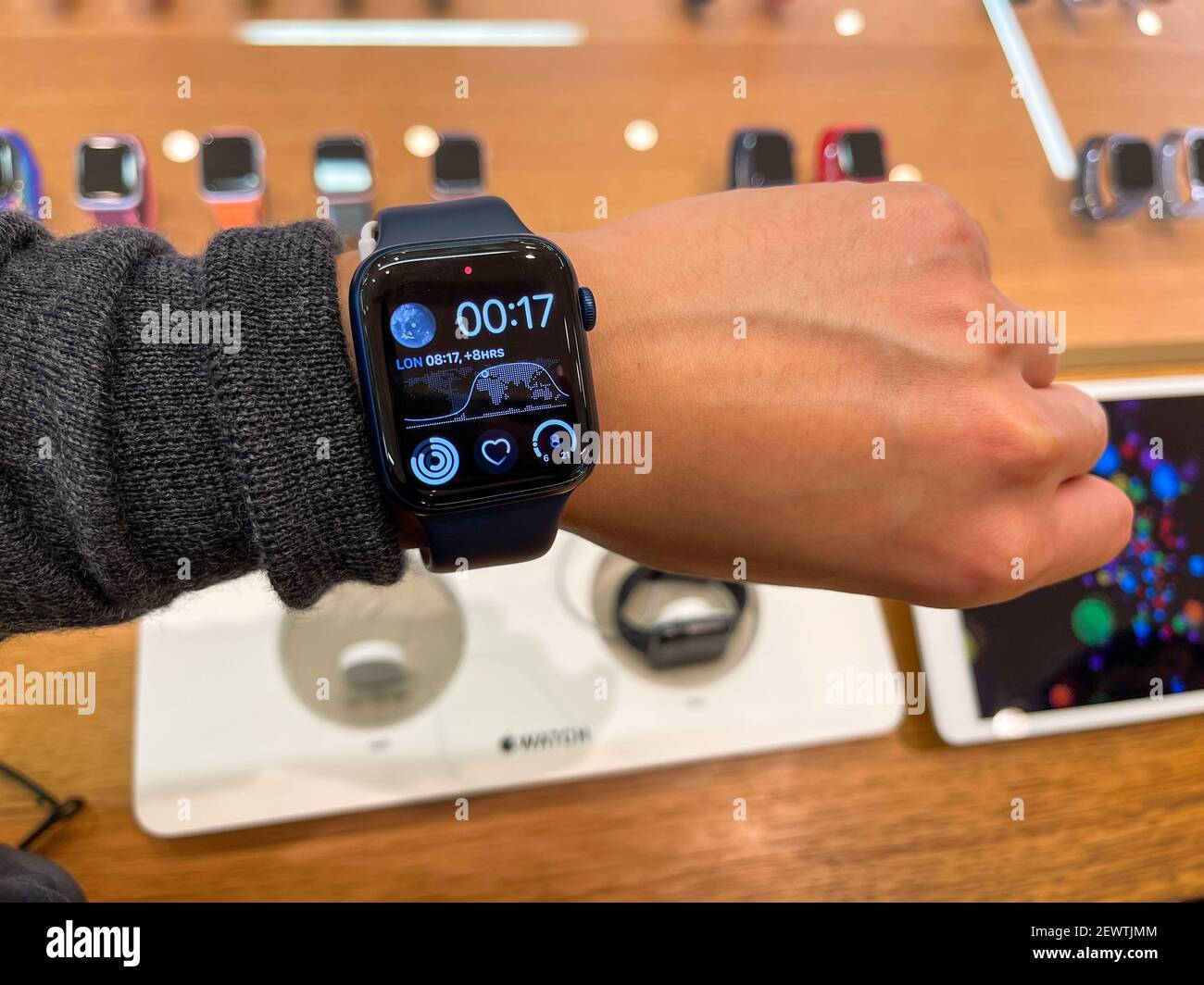 Bangkok, Tailandia - 6 DE FEBRERO de 2021: Apple Watch serie 6 en el brazo  de los hombres. Men está probando las funciones de Apple Watch en la tienda  Fotografía de stock - Alamy