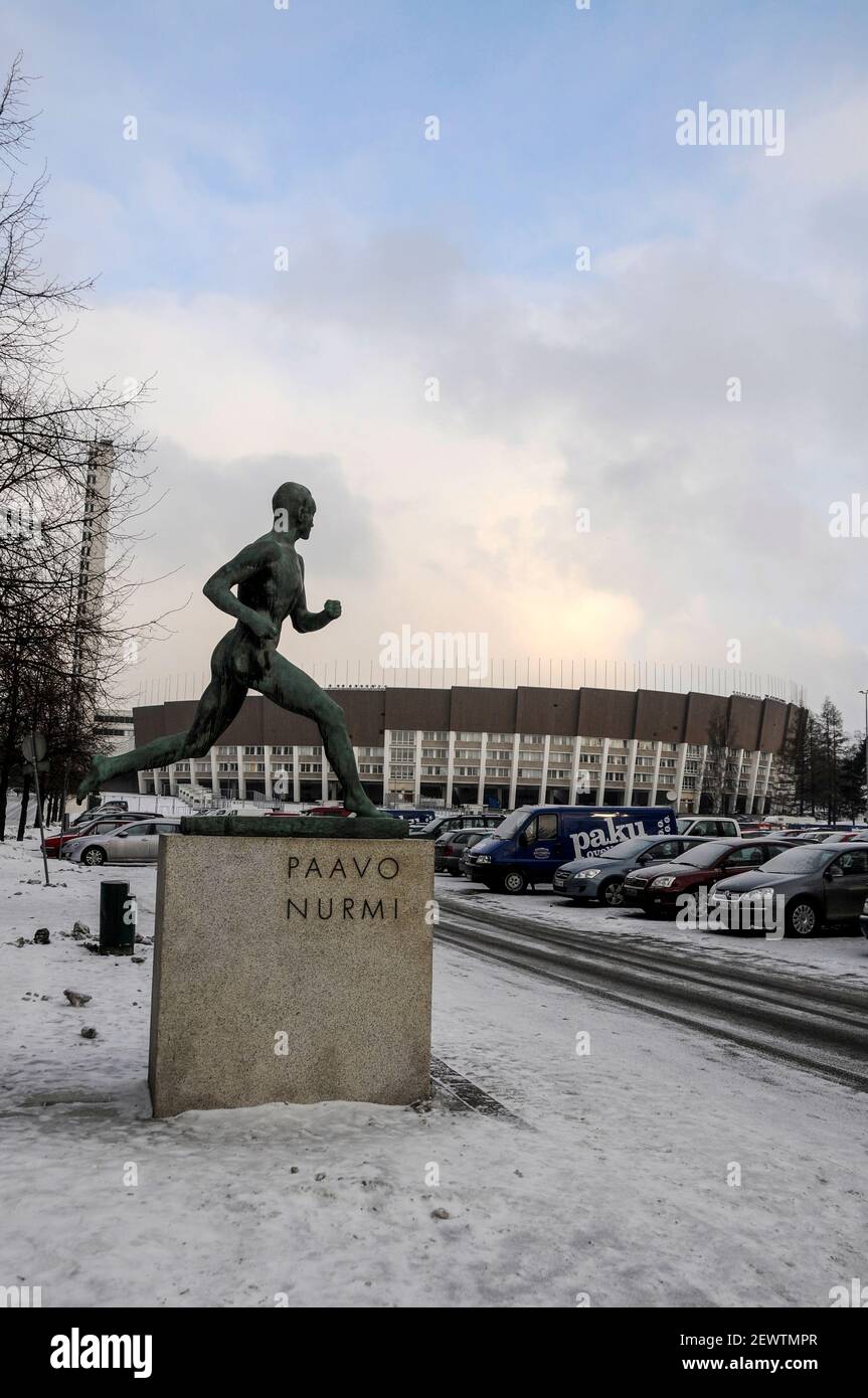 Una estatua de bronce de Paavo Johannes Nurmi, que fue un finés de distancia media y larga distancia, en el Estadio Olímpico de Helsinki en Helsinki. El Foto de stock