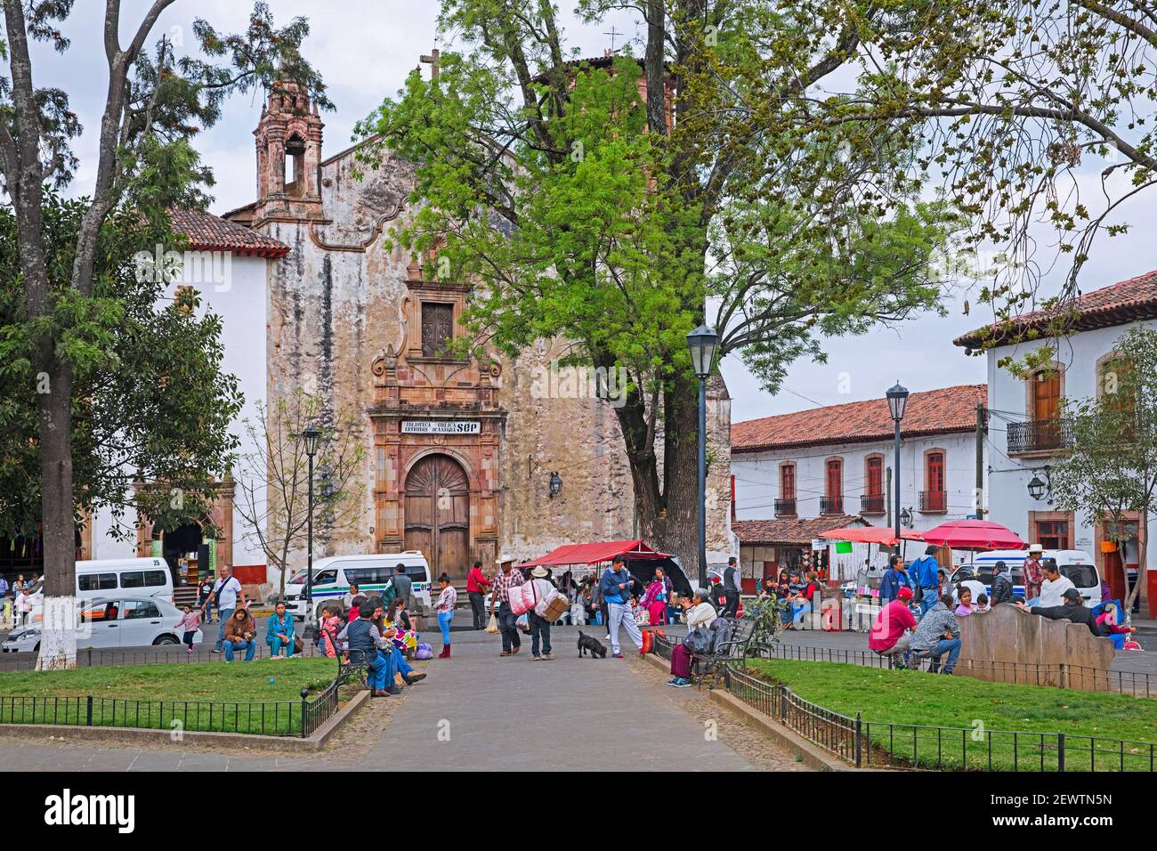 Plaza Gertrudis Bocanegra y ex Templo del siglo 16th de San Agustín, ahora biblioteca pública en la ciudad de Pátzcuaro, Michoacán, México Foto de stock