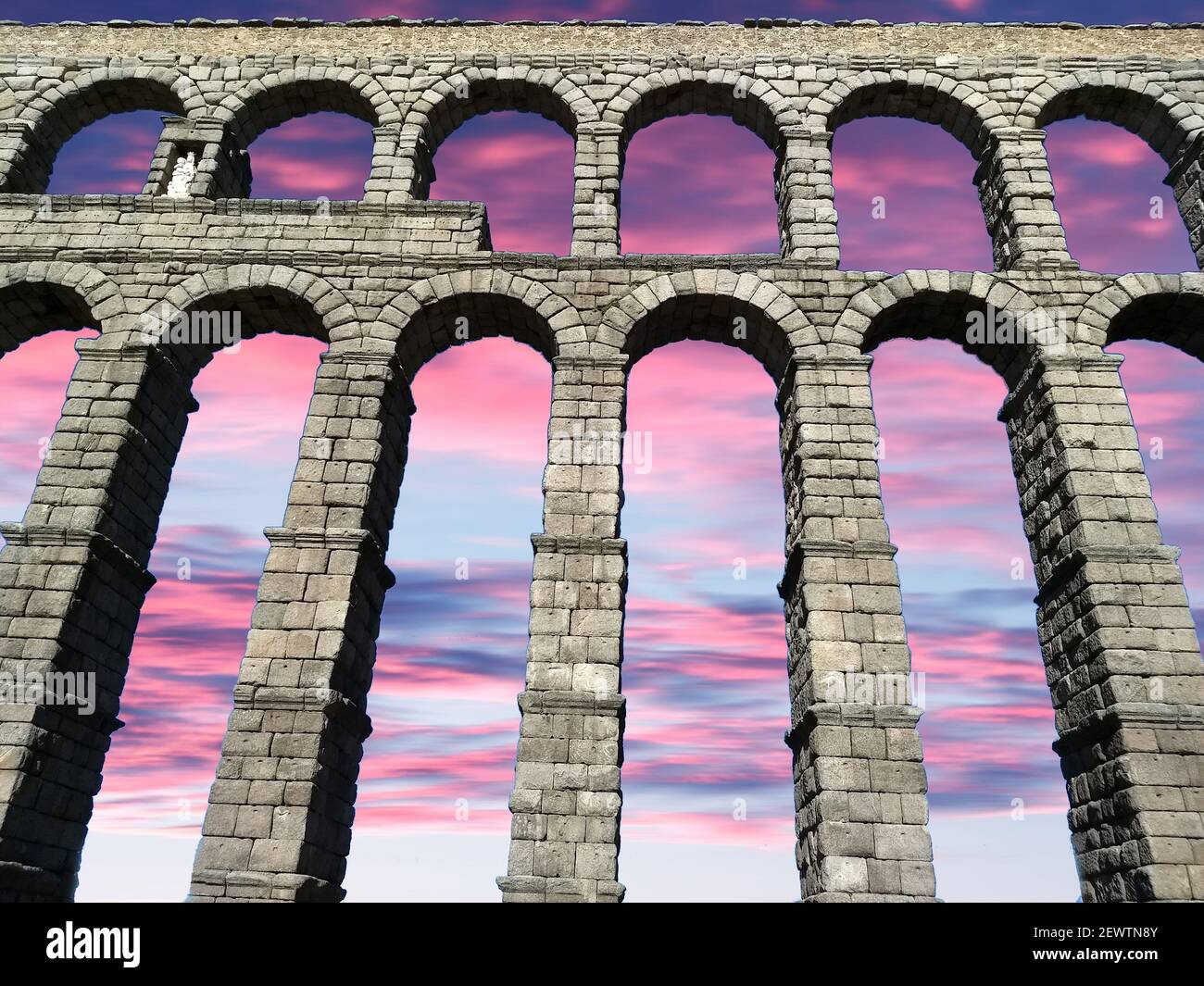 Puesta de sol en el acueducto de Segovia acueducto romano en Segovia, España. Foto de stock
