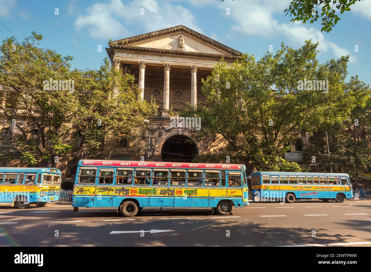 Autobuses de transporte público en la carretera de la ciudad frente a la antigua Patrimonio edificio del Gobierno en la zona de Dalhousie de Kolkata Foto de stock