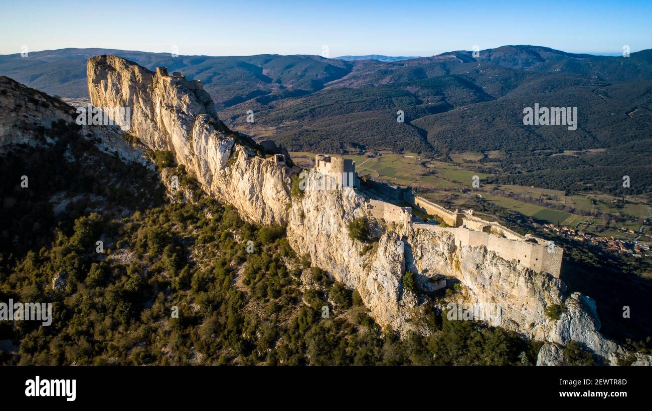 Peyrepertuse Cathar castillo en el sur de Francia Foto de stock