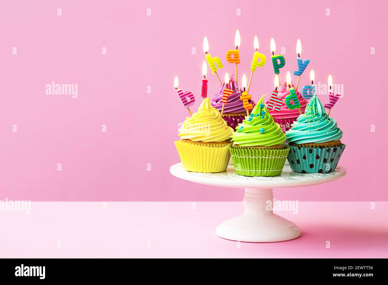 Feliz cumpleaños cupcakes en un cakestand Foto de stock
