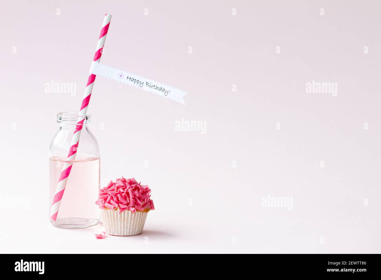 Fondo de fiesta de cumpleaños con cupcake y limonada rosa Foto de stock