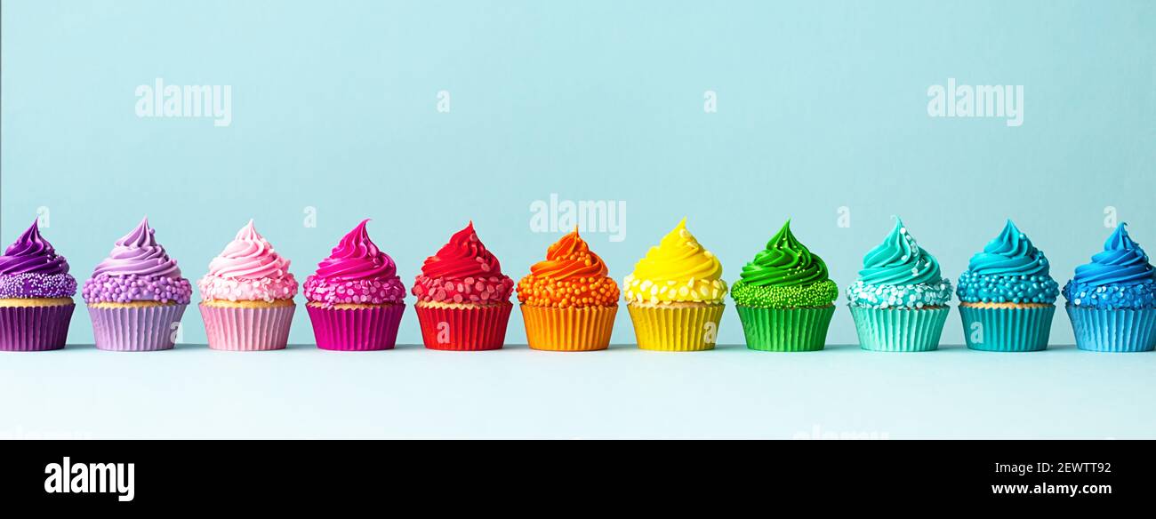 capítulo Pebish Plano Fila de coloridos cupcakes en colores arcoiris Fotografía de stock - Alamy