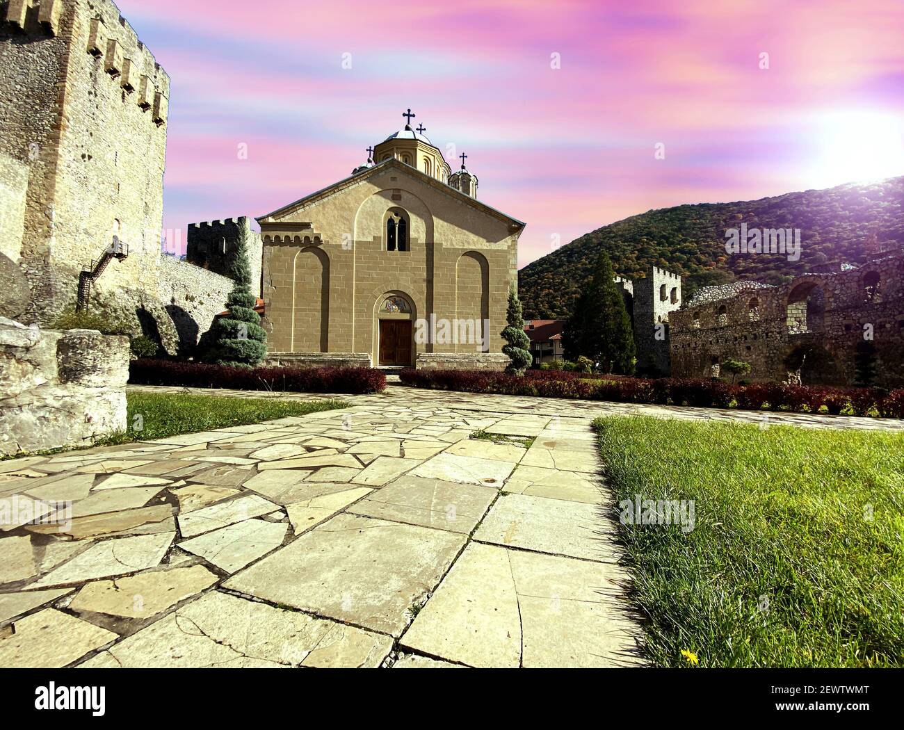 Hermosa vista panorámica Monasterio Ortodoxo Manasija, cerca de la ciudad de Despotovac, Monasterio en Despotovac, Serbia Foto de stock
