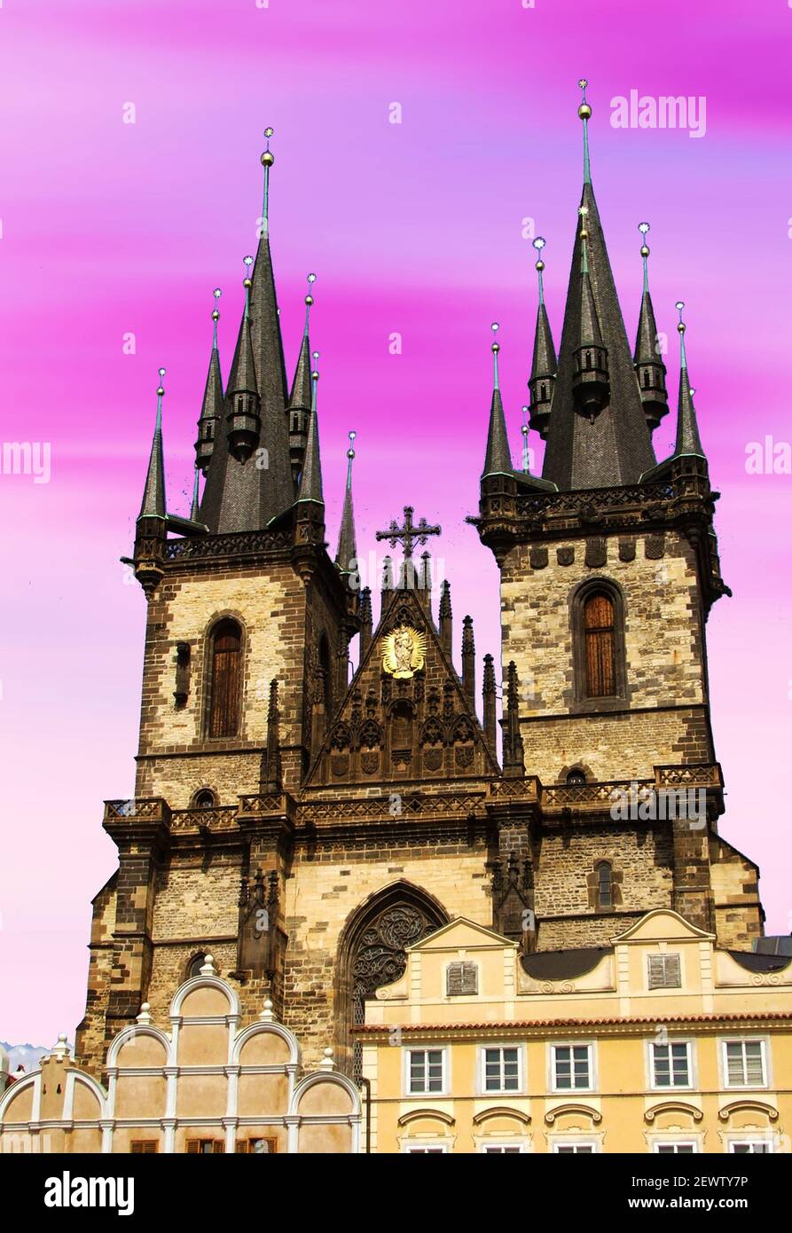 Vista de la Plaza de la Ciudad Vieja y la Iglesia de Tyn en Praga. Foto de stock