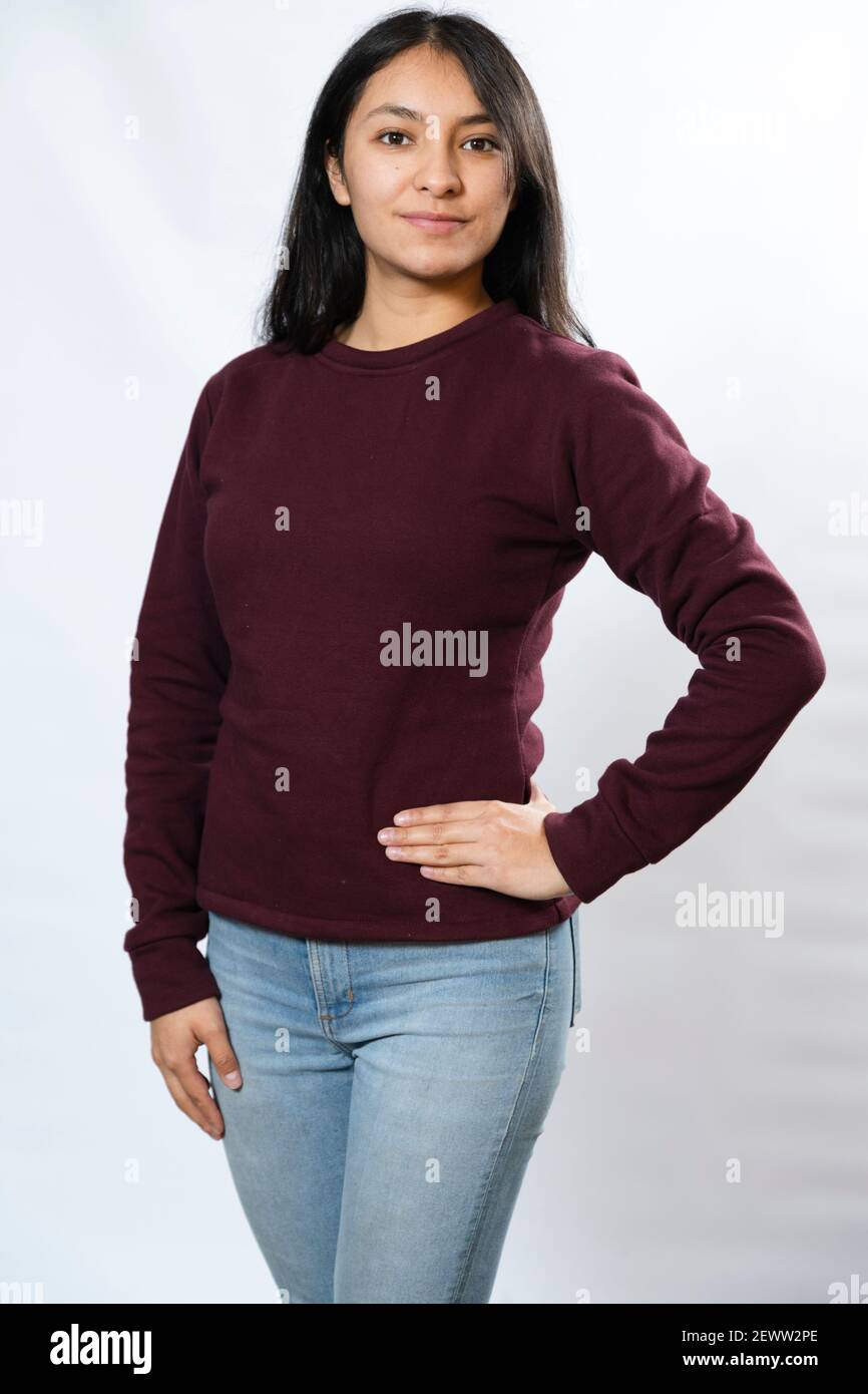 Moceta de suéter para mujer - plantilla de sudadera, Vista frontal - joven mujer hispana con la en la cintura sonriendo en blanco Fotografía de stock - Alamy