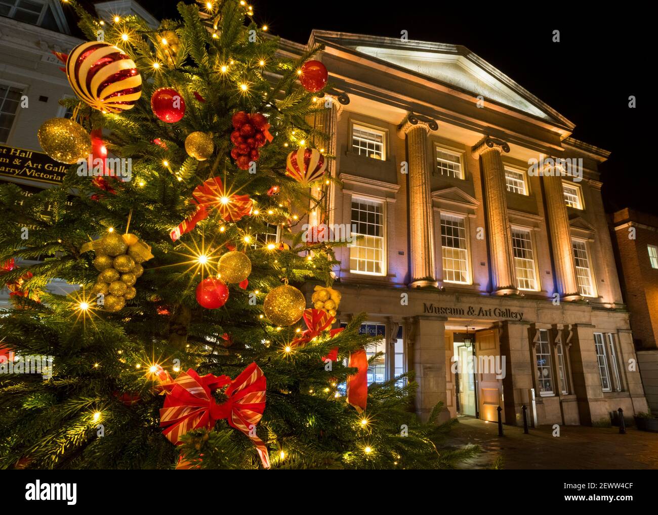 Árbol de Navidad fuera del Museo y Galería de Arte de Shrewsbury, Shropshire. Foto de stock