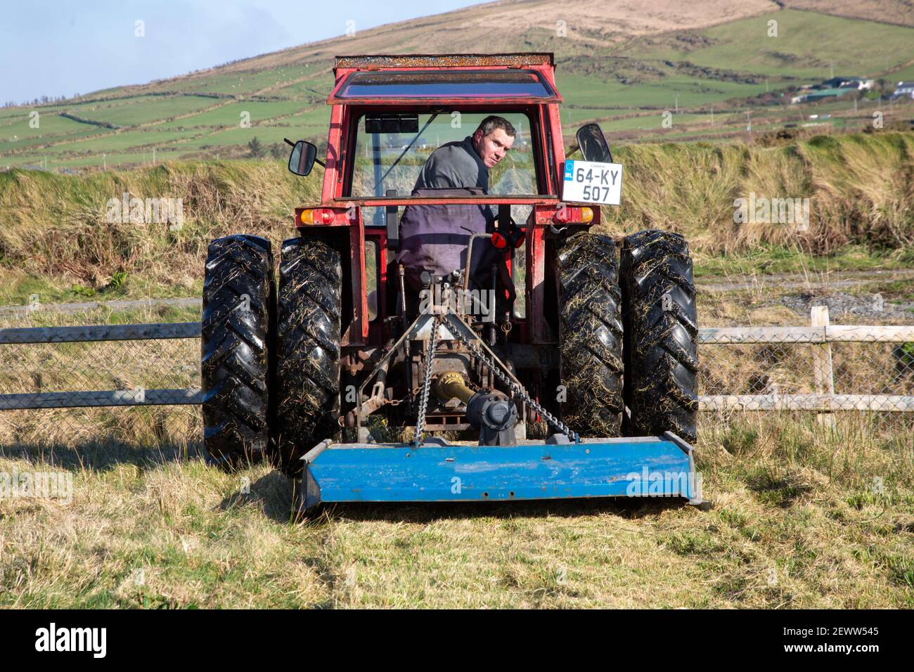 Un tractor ha puesto en marcha un pequeño despuntador de transporte de  hierba tierra doméstica Fotografía de stock - Alamy