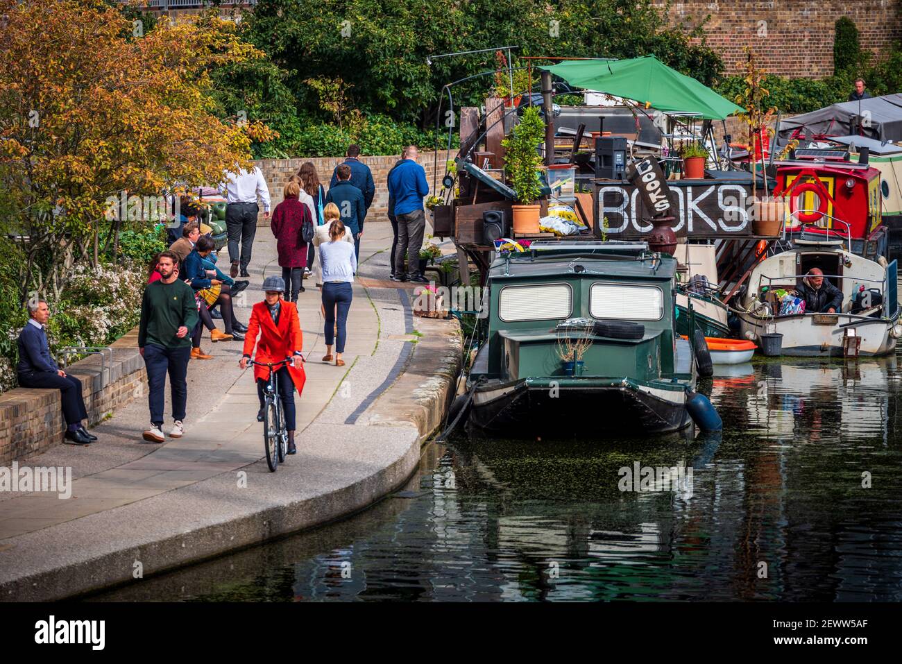 London BookBarge Regents Canal. La librería flotante 'Word on the Water' en el circuito de agua Regents Canal de Londres cerca de Kings Cross Station. Foto de stock
