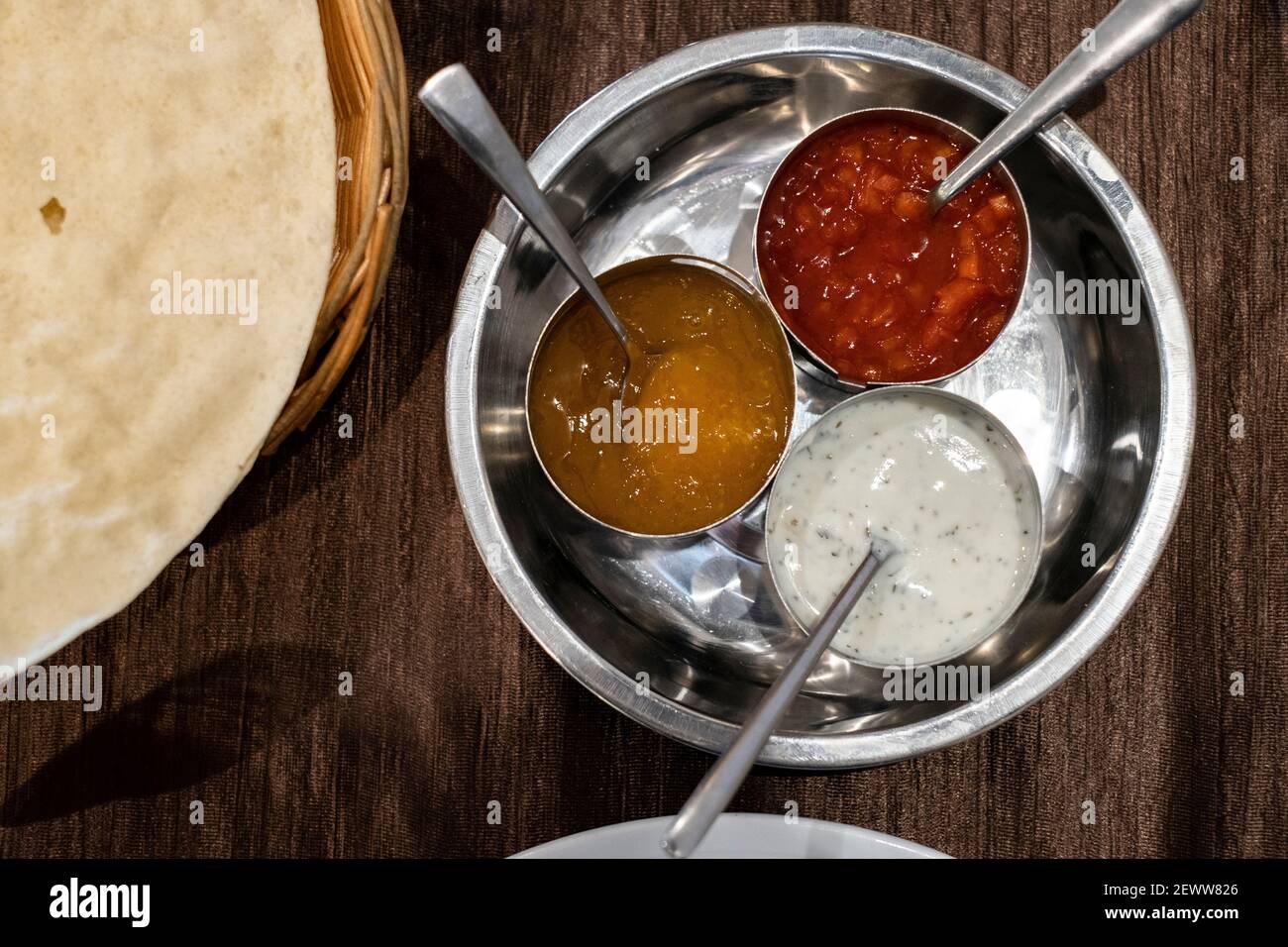 Tres tipos de salsas para disfrutar en un restaurante hindú Fotografía