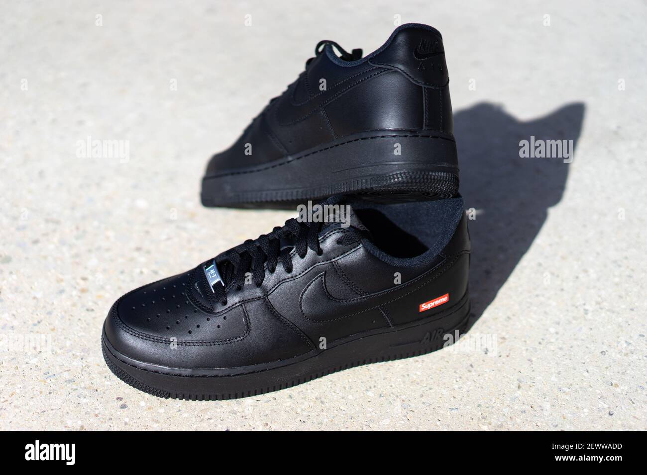 En particular micro Cromático BLOTZHEIM, FRANCIA - 25 FEBRERO 2021 : Air Force 1 Low - Supreme Black,  Black sneaker Fotografía de stock - Alamy