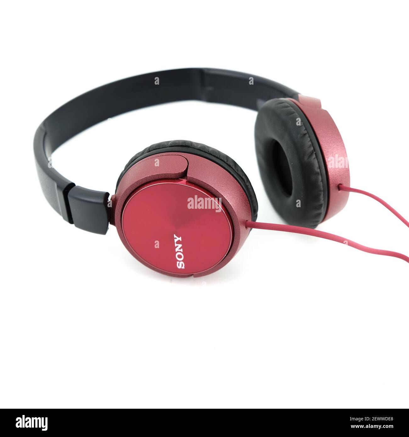 Auriculares de Sony con cable rojo sobre fondo blanco Fotografía de stock -  Alamy