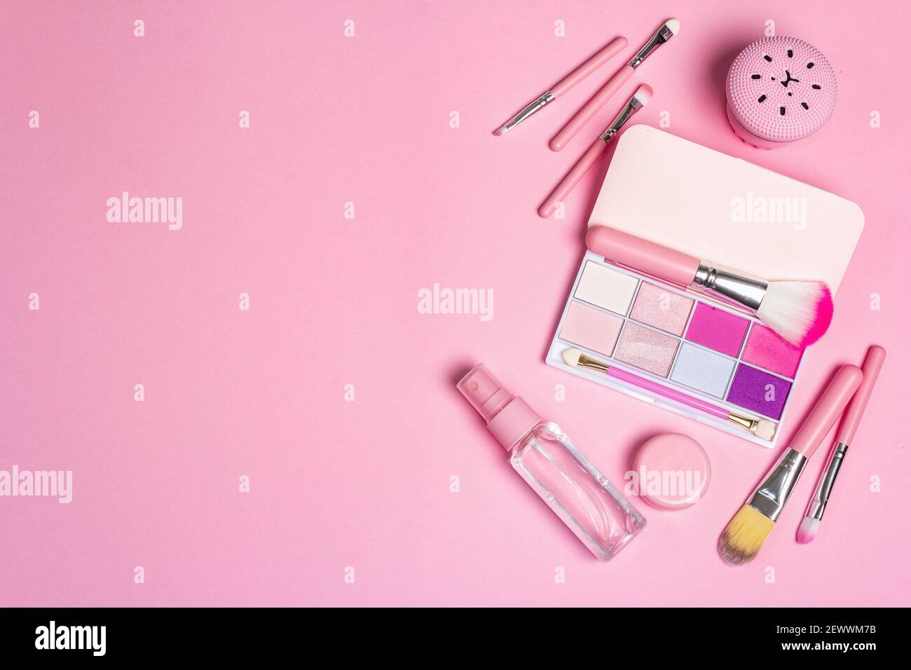 Maquillaje cosmético conjunto sobre fondo rosa. Cosmética decorativa  profesional, concepto blogger de belleza, vista superior Fotografía de  stock - Alamy