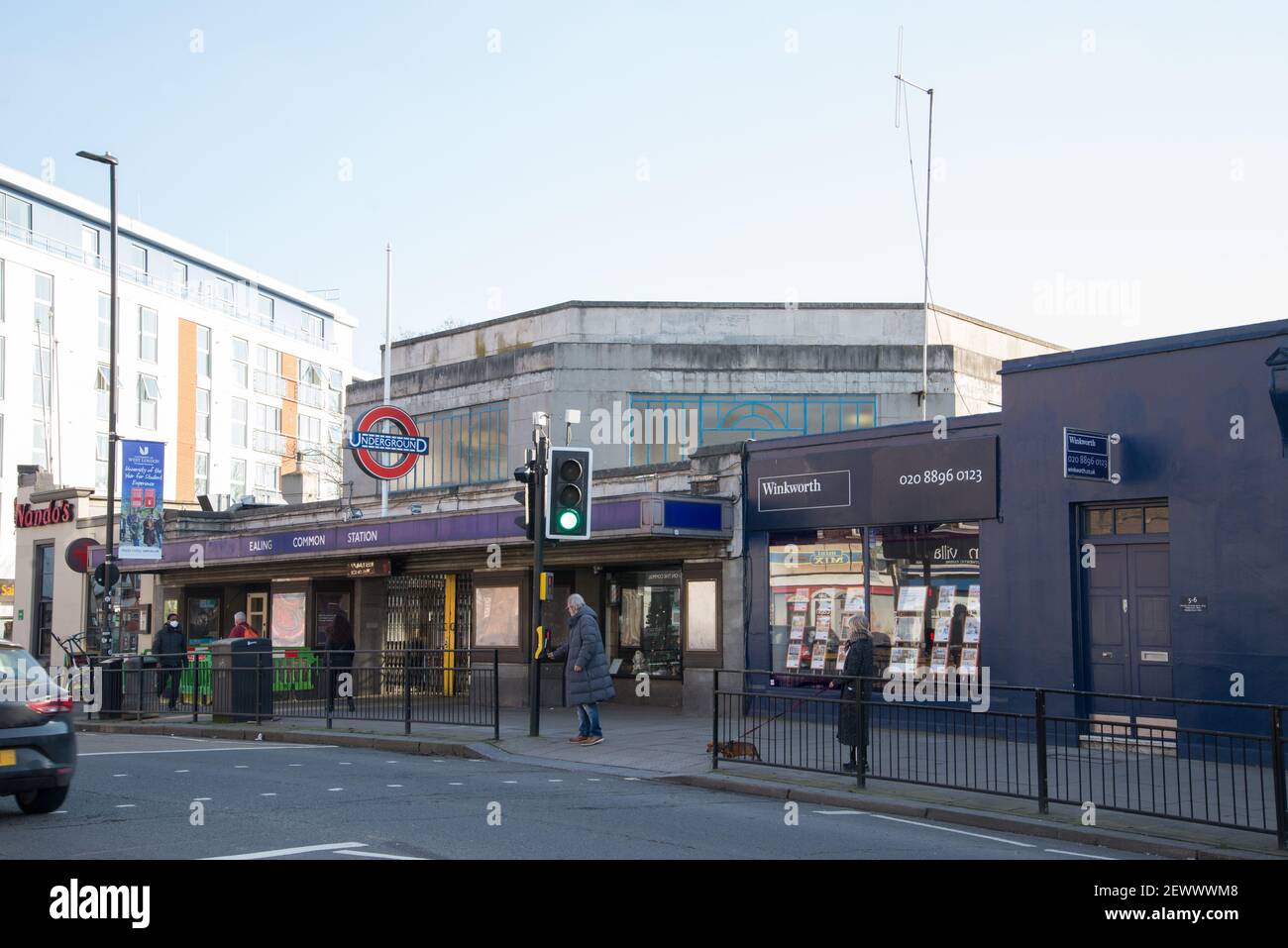 Ealing Common Underground Tube Station Arquitectura Art Deco por Charles Holden Foto de stock
