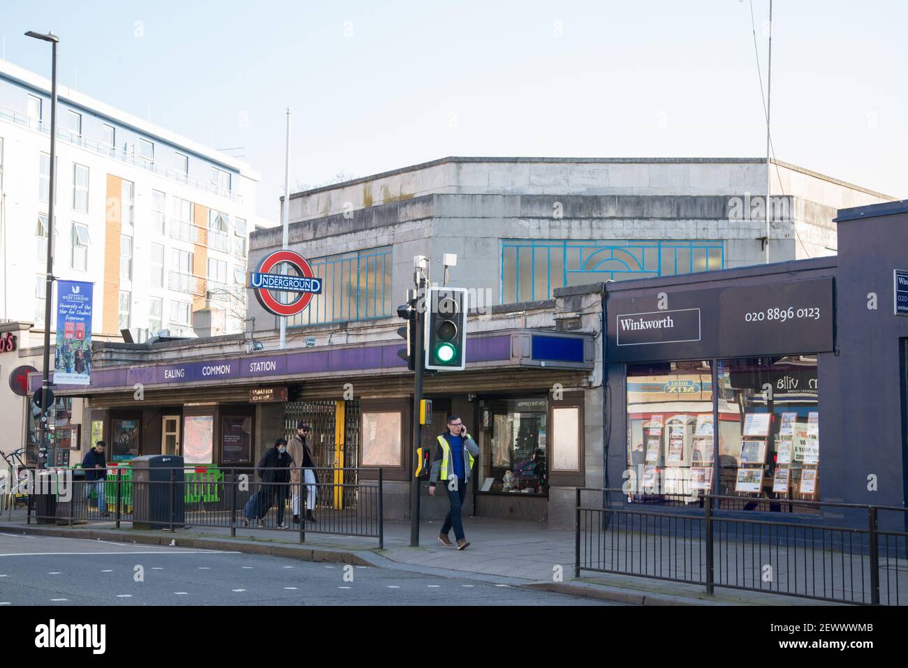 Ealing Common Underground Tube Station Arquitectura Art Deco por Charles Holden Foto de stock