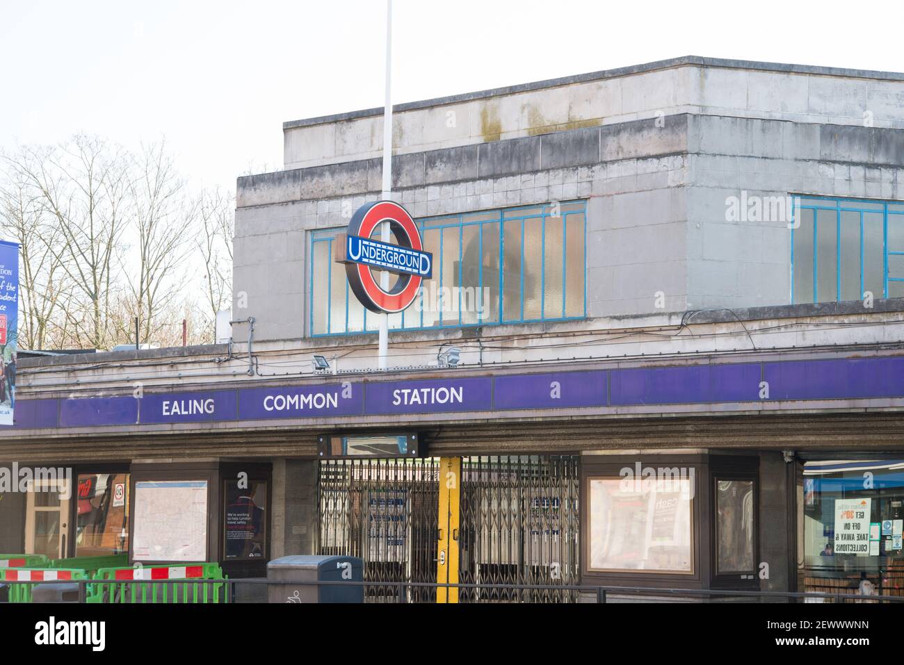 Ealing Common Underground Tube Station Arquitectura Art Deco por Charles Holden Foto de stock
