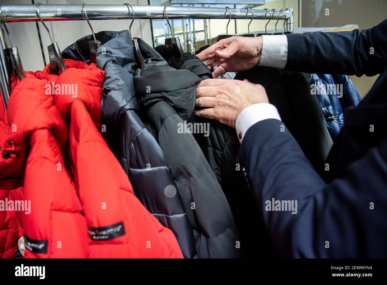 Bremen, Alemania. 02nd de marzo de 2021. La ropa de invierno se clasifica  en el almacén de una tienda de moda. La primavera está llegando, pero las  tiendas de moda y zapatos