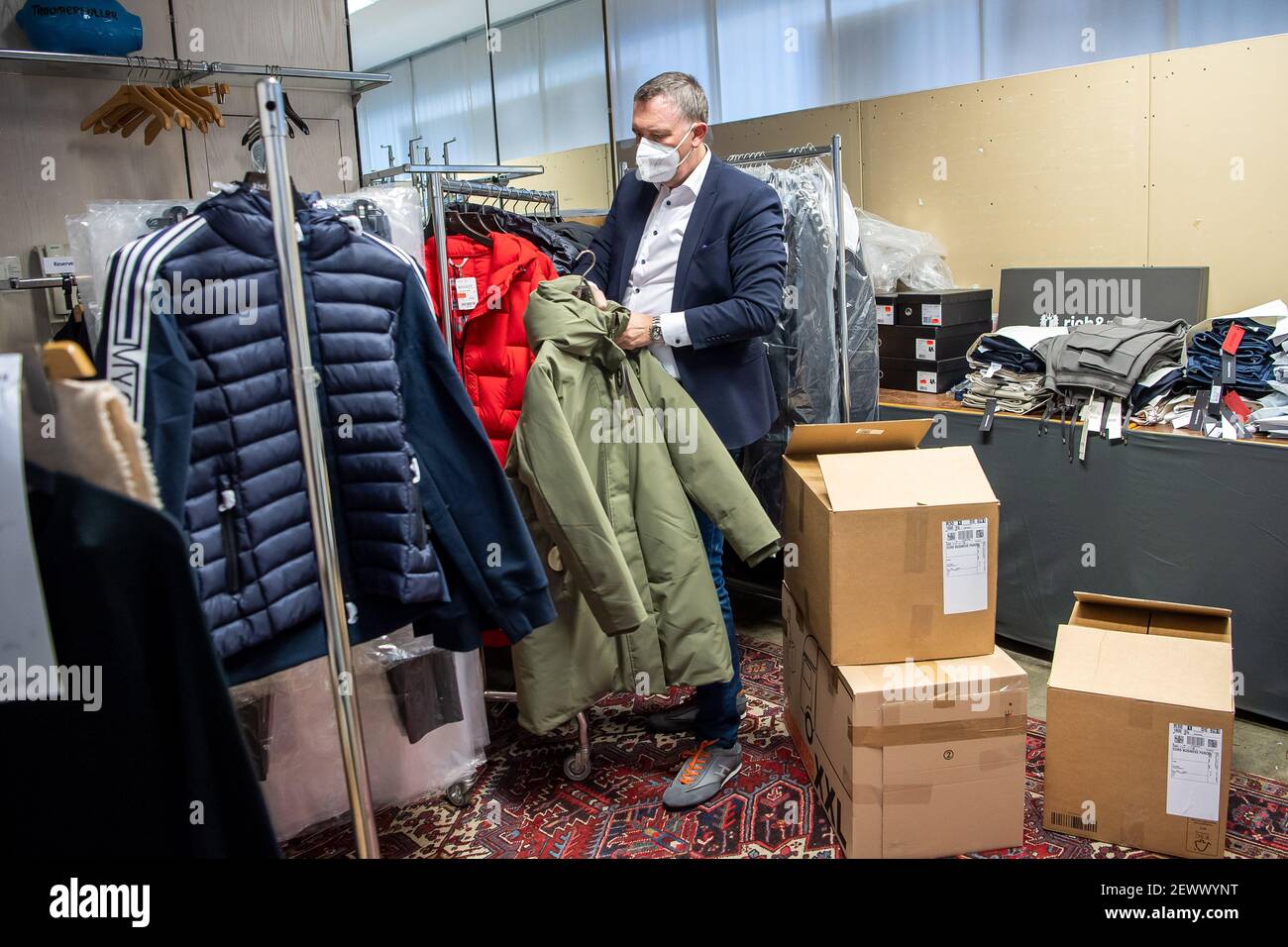 Bremen, Alemania. 02nd de marzo de 2021. Jens Ristedt ordena ropa de  invierno sin vender en el almacén de su tienda de moda. La primavera está  llegando, pero las tiendas de moda