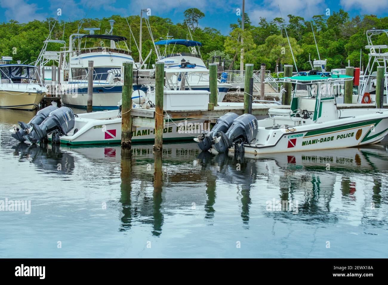Los botes de la policía de Miami-Dade amarraron en el puerto deportivo de  Matheson Hammock Park en Miami, Florida Fotografía de stock - Alamy