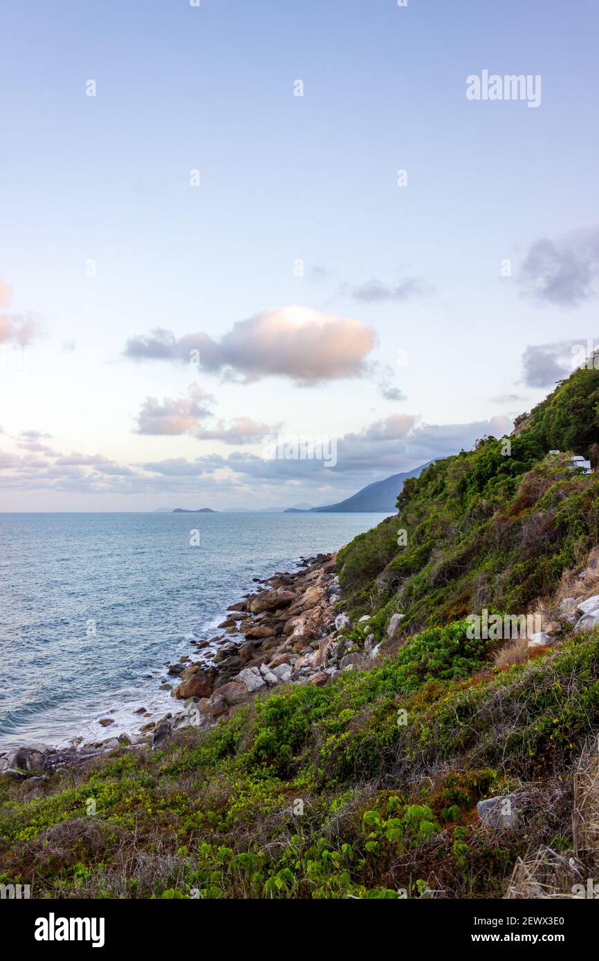 Mirando hacia el sudeste desde el mirador Rex a lo largo de la autopista Capitan Cook cerca de Wangetti, Queensland, Australia. Foto de stock