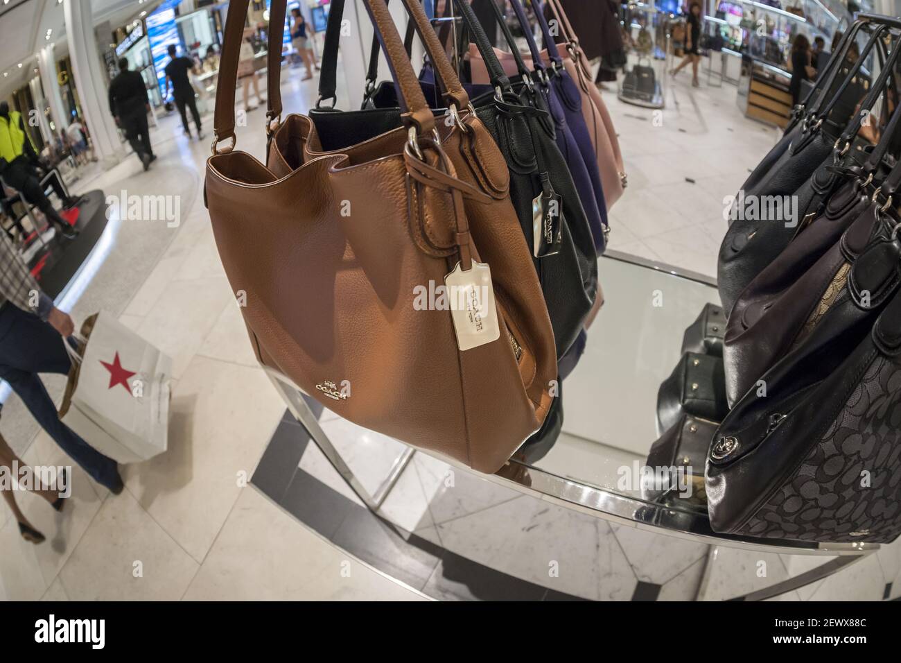 Bolsos de entrenador en exhibición en la tienda de autobuses dentro de  Macy's en Nueva York el martes, 4 de agosto de 2015. Un remolque de tractor  que contenía $500.000 bolsas de